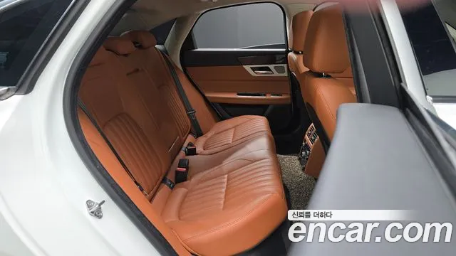 Jaguar XF 2020 thumb 11