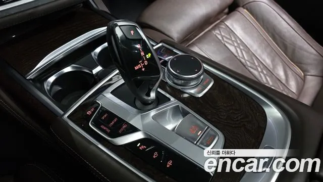 BMW 7-Series 2016 thumb 9