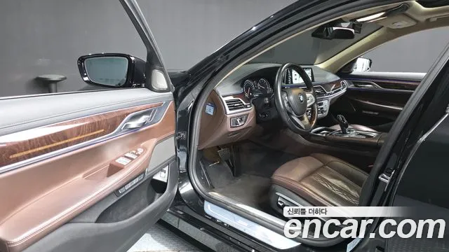 BMW 7-Series 2016 thumb 10