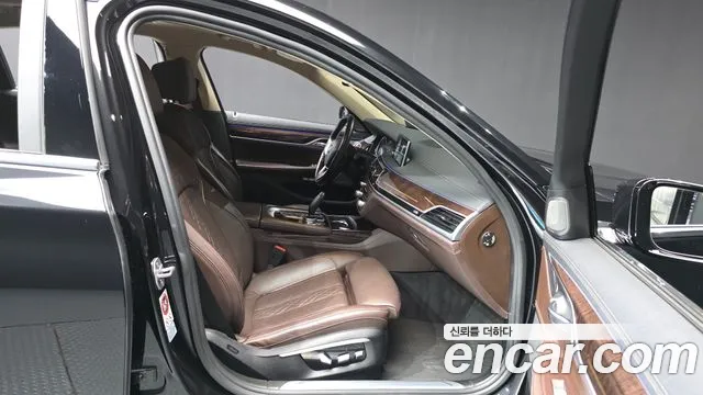 BMW 7-Series 2016 thumb 11