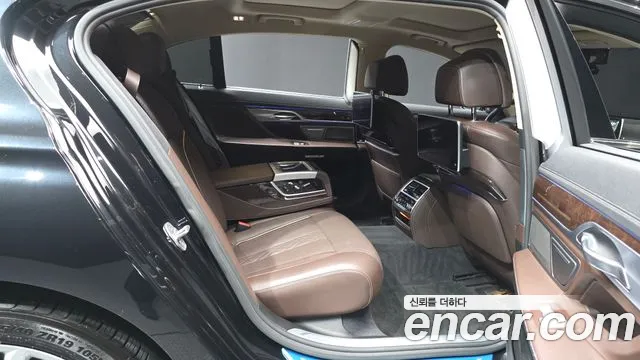 BMW 7-Series 2016 thumb 12