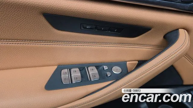 BMW 5-Series 2023 thumb 11