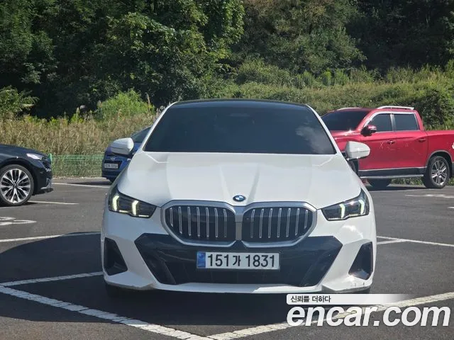 BMW 5-Series 2024 thumb 3