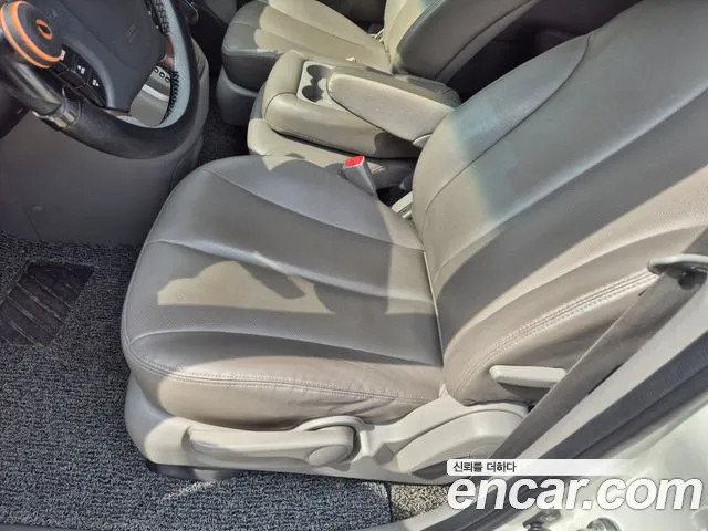 Kia Carnival 2013 thumb 10