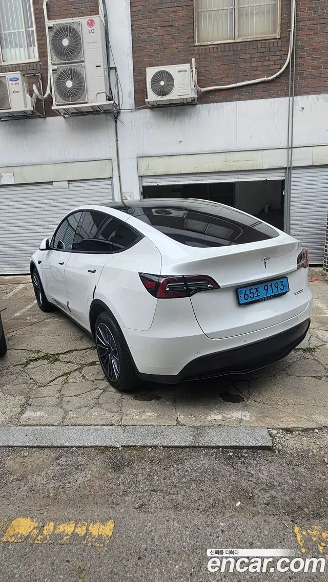 Tesla Model Y 2021 thumb 6