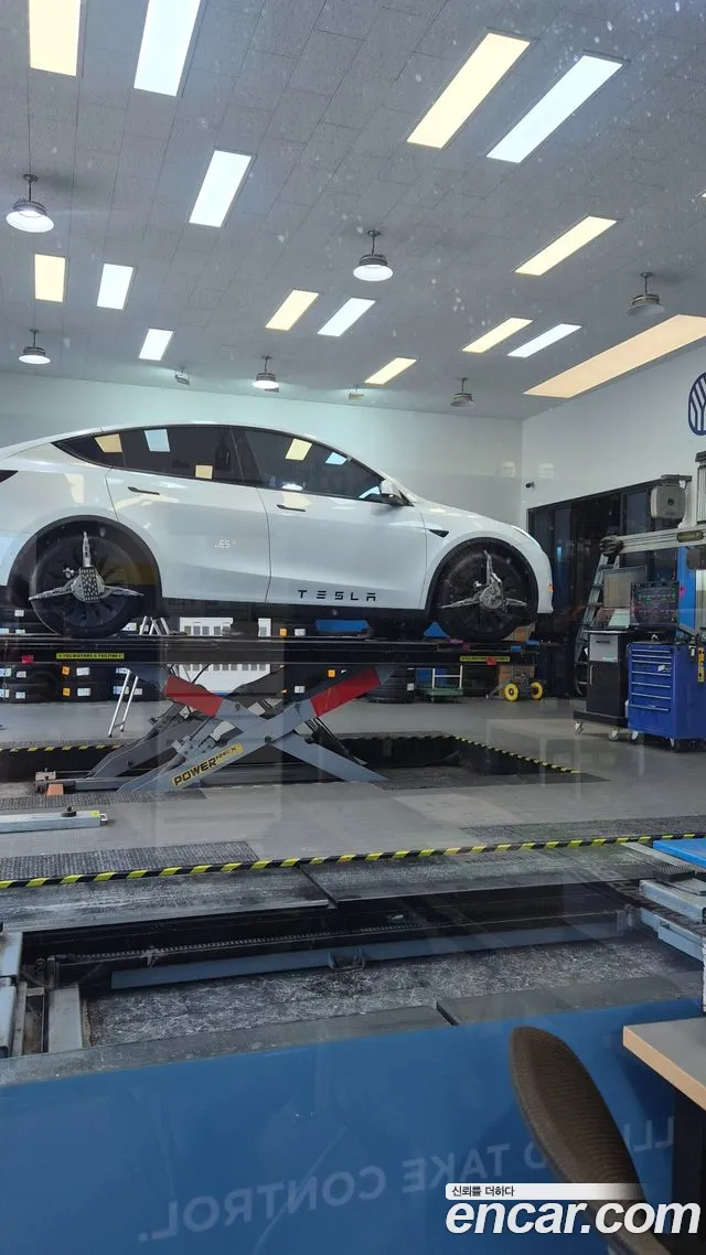 Tesla Model Y 2021 thumb 12