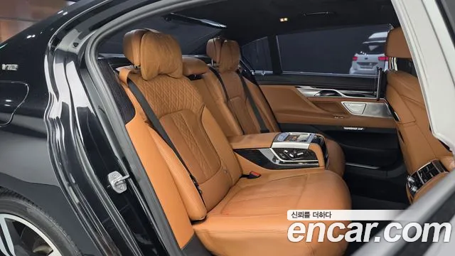 BMW 7-Series 2017 thumb 11