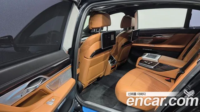 BMW 7-Series 2017 thumb 12