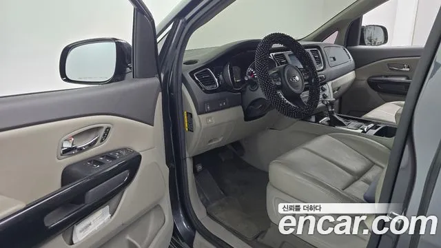 Kia Carnival 2016 thumb 10