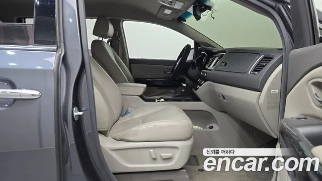 Kia Carnival 2016 thumb 11