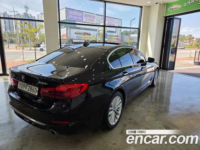 BMW 5-Series 2018 thumb 6