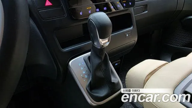 Hyundai Staria 2023 thumb 9