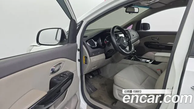 Kia Carnival 2015 thumb 10