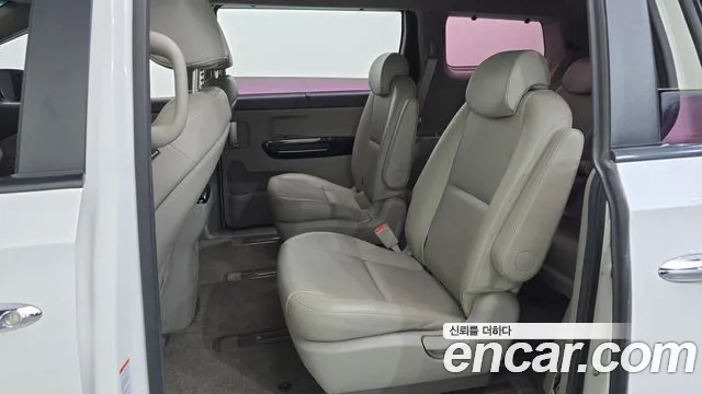 Kia Carnival 2015 thumb 11