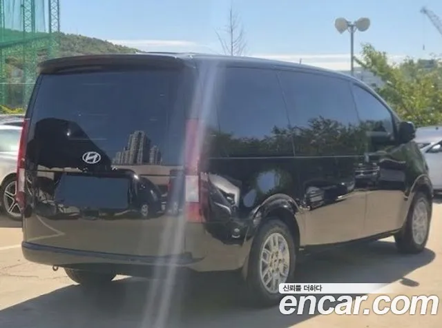 Hyundai Staria 2025 thumb 2