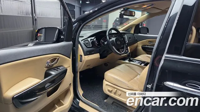 Kia Carnival 2015 thumb 10