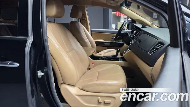 Kia Carnival 2015 thumb 11
