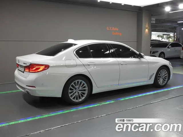 BMW 5-Series 2020 thumb 2