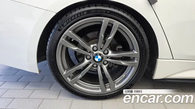 BMW 3-Series 2018 thumb 5
