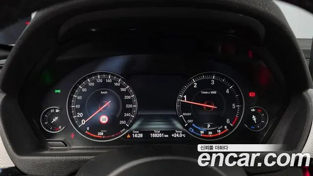 BMW 3-Series 2018 thumb 8