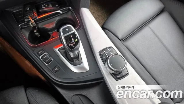 BMW 3-Series 2018 thumb 9
