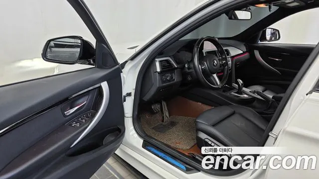 BMW 3-Series 2018 thumb 10
