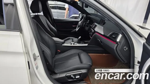 BMW 3-Series 2018 thumb 11