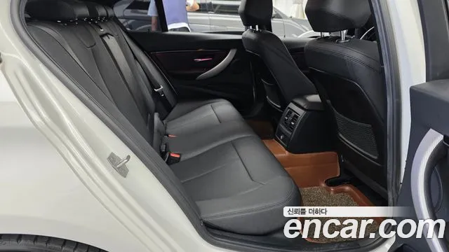 BMW 3-Series 2018 thumb 12