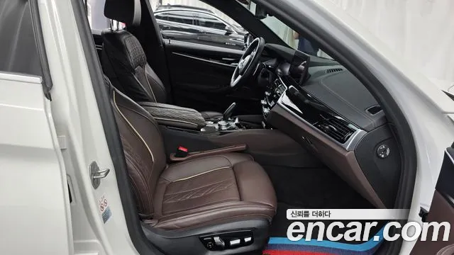 BMW 5-Series 2021 thumb 11