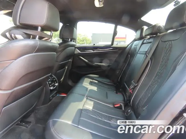 BMW 5-Series 2019 thumb 6