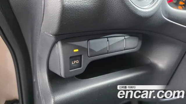 Kia Carens 2011 thumb 12