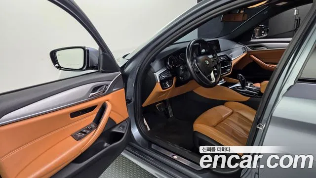 BMW 5-Series 2017 thumb 10
