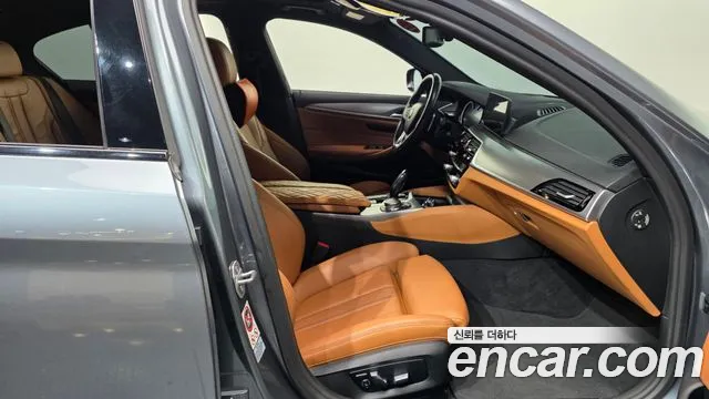 BMW 5-Series 2017 thumb 11