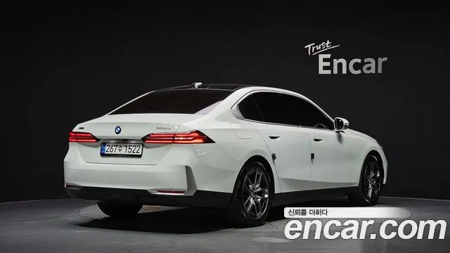 BMW 5-Series 2024 thumb 2
