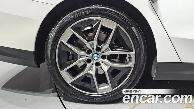 BMW 5-Series 2024 thumb 5