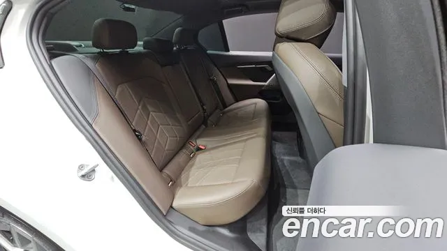 BMW 5-Series 2024 thumb 11