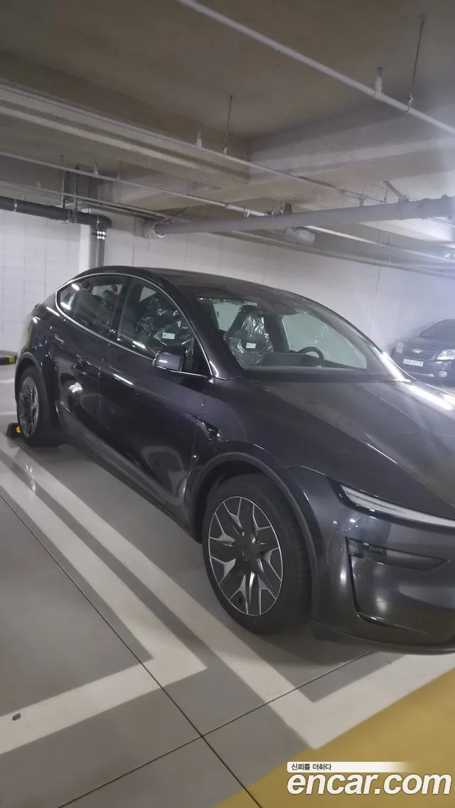 Tesla Model Y 2026 thumb 2