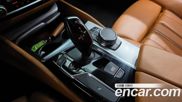 BMW 5-Series 2018 thumb 9