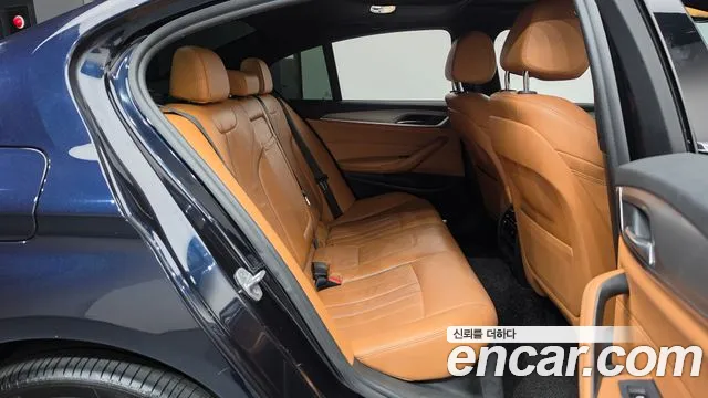 BMW 5-Series 2018 thumb 11