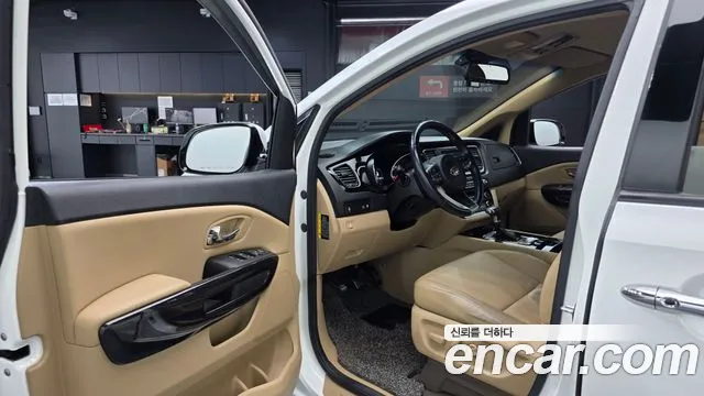 Kia Carnival 2016 thumb 9