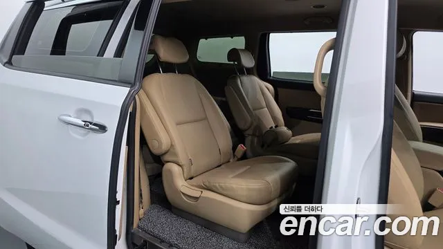 Kia Carnival 2016 thumb 10