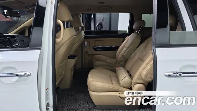 Kia Carnival 2016 thumb 11