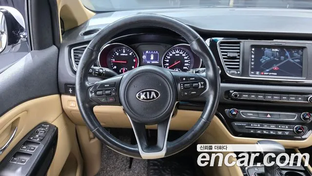 Kia Carnival 2016 thumb 12