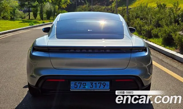 Porsche Taycan 2022 thumb 4