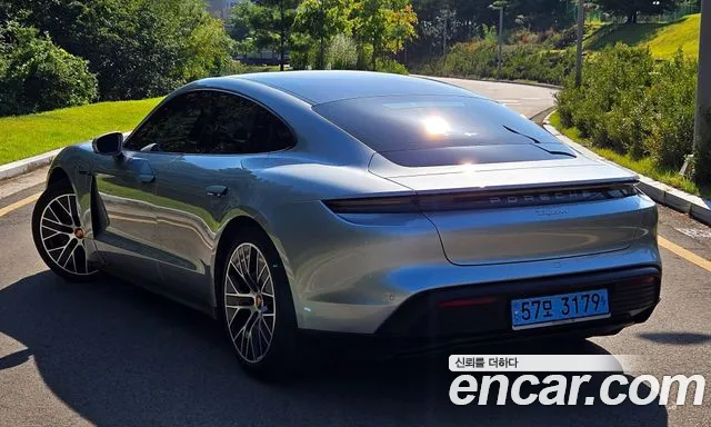 Porsche Taycan 2022 thumb 6