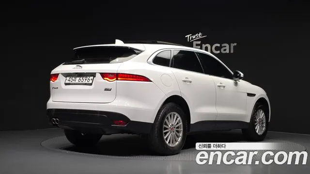 Jaguar F-Pace 2017 thumb 2