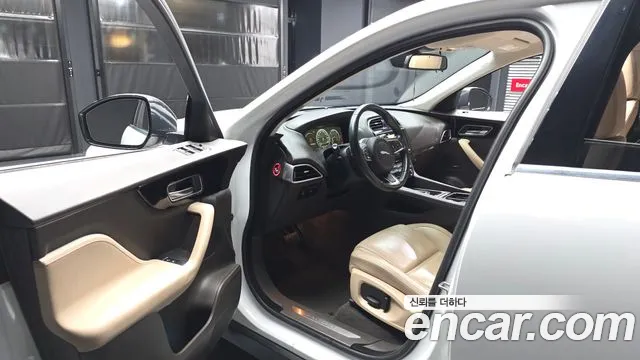 Jaguar F-Pace 2017 thumb 10