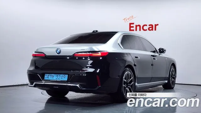 BMW i7 2023 thumb 2