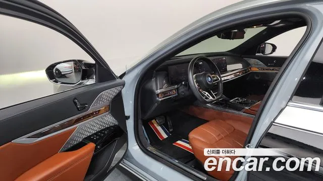 BMW i7 2023 thumb 10