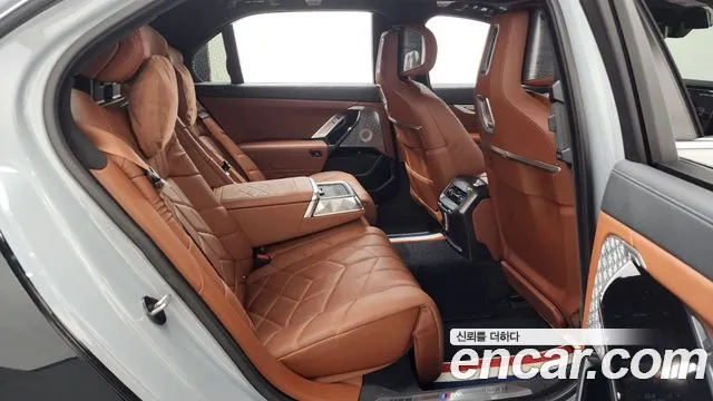 BMW i7 2023 thumb 11